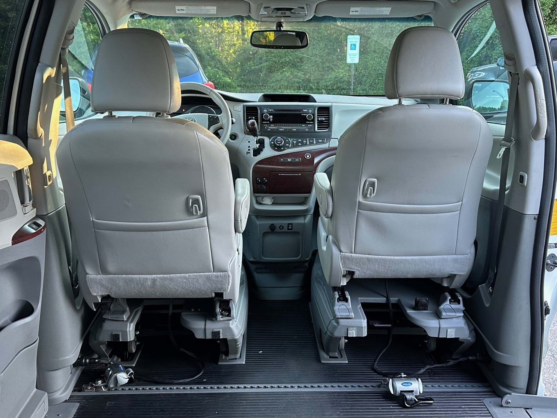 2013 Toyota Sienna XLE - Photo 9