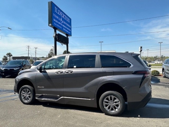 Used 2024 Toyota Sienna LE with VIN 5TDKRKEC2RS187474 for sale in Asheville, NC