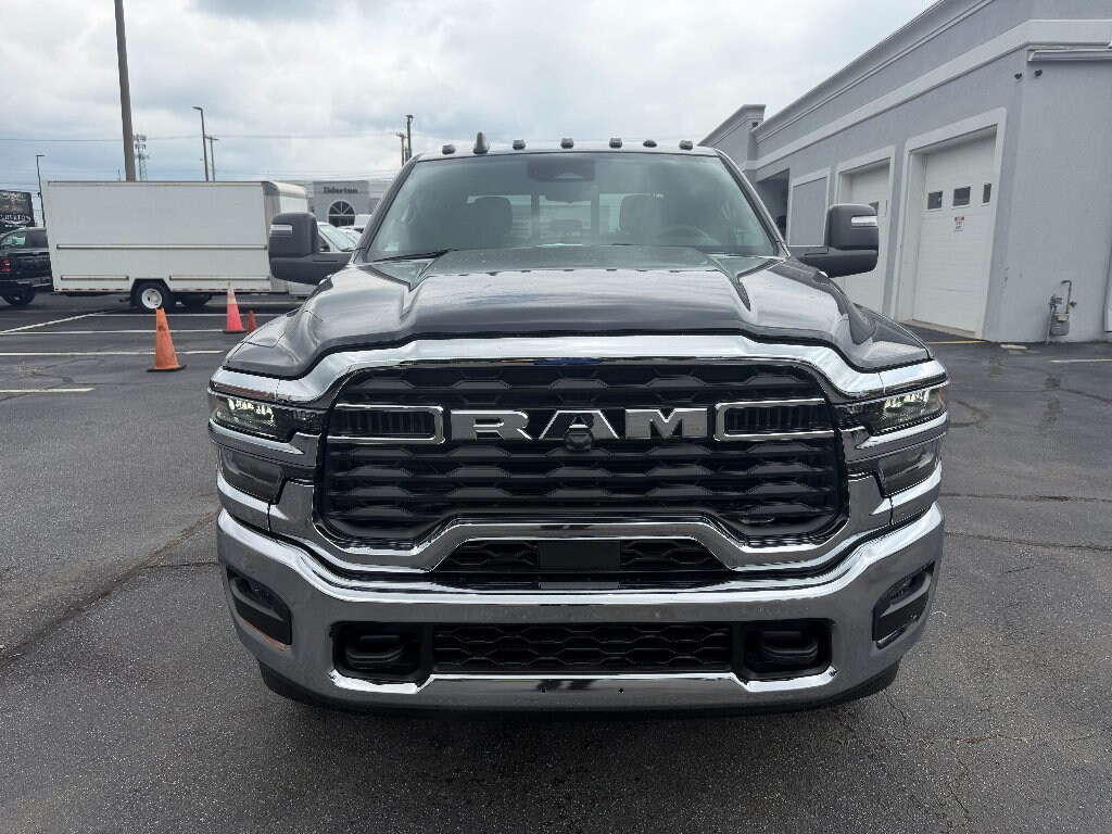 New 2026 Ram 3500 Chassis Cab TRADESMAN CREW 4X4 60' CA Pickup