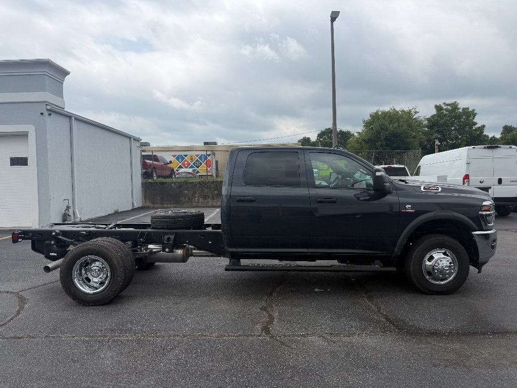 New 2026 Ram 3500 Chassis Cab TRADESMAN CREW 4X4 60' CA Pickup