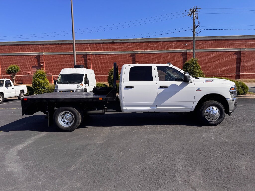 New 2026 Ram 3500 Chassis Cab TRADESMAN CREW 4X4 60' CA Pickup