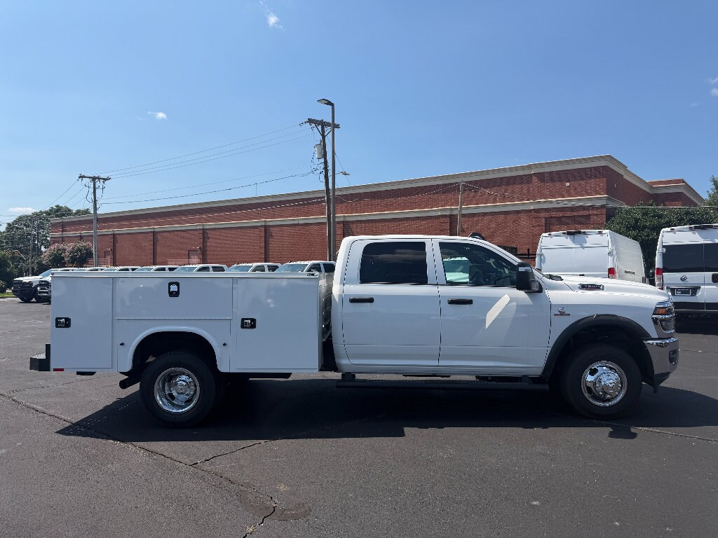 New 2026 Ram 3500 Chassis Cab TRADESMAN CREW 4X4 60' CA Pickup