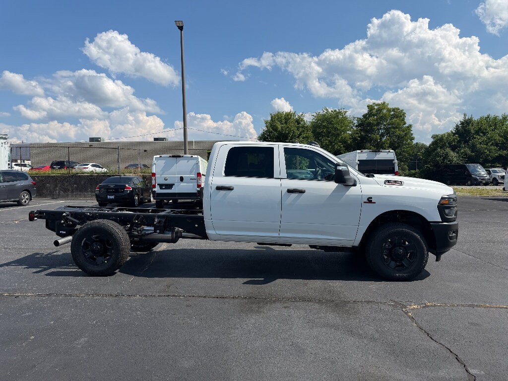 New 2026 Ram 3500 Chassis Cab TRADESMAN CREW 4X4 60' CA Pickup