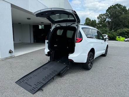 2023 Chrysler Pacifica Touring L Van Passenger Van
