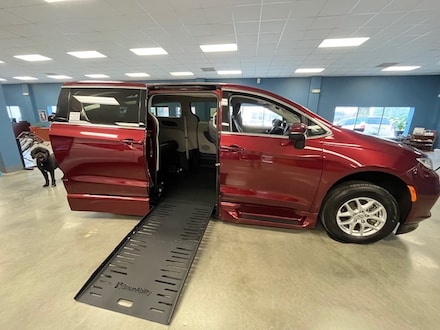 2023 Chrysler Pacifica Touring L Van Passenger Van