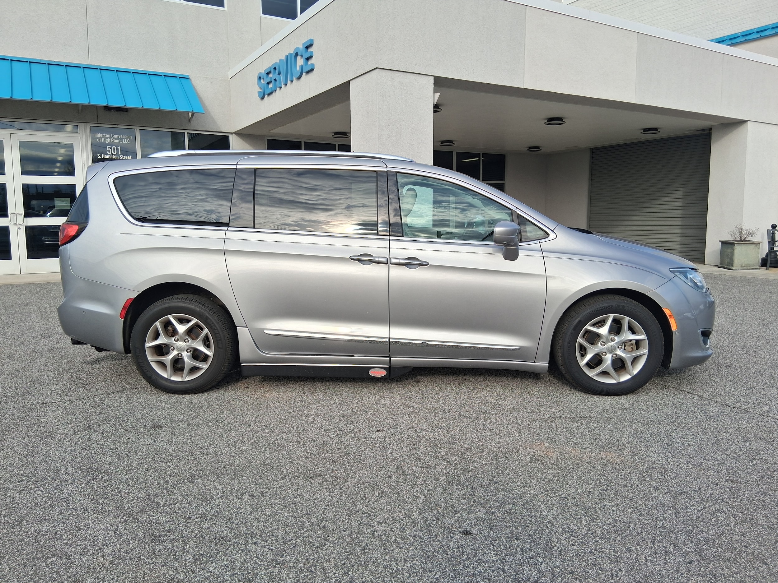 2017 Chrysler Pacifica Touring-L Plus's photo