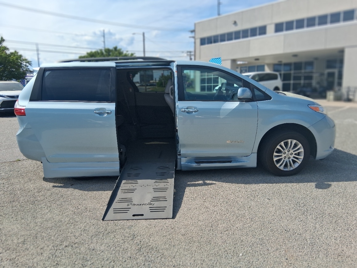 2016 Toyota Sienna XLE V6 8-Passenger's photo