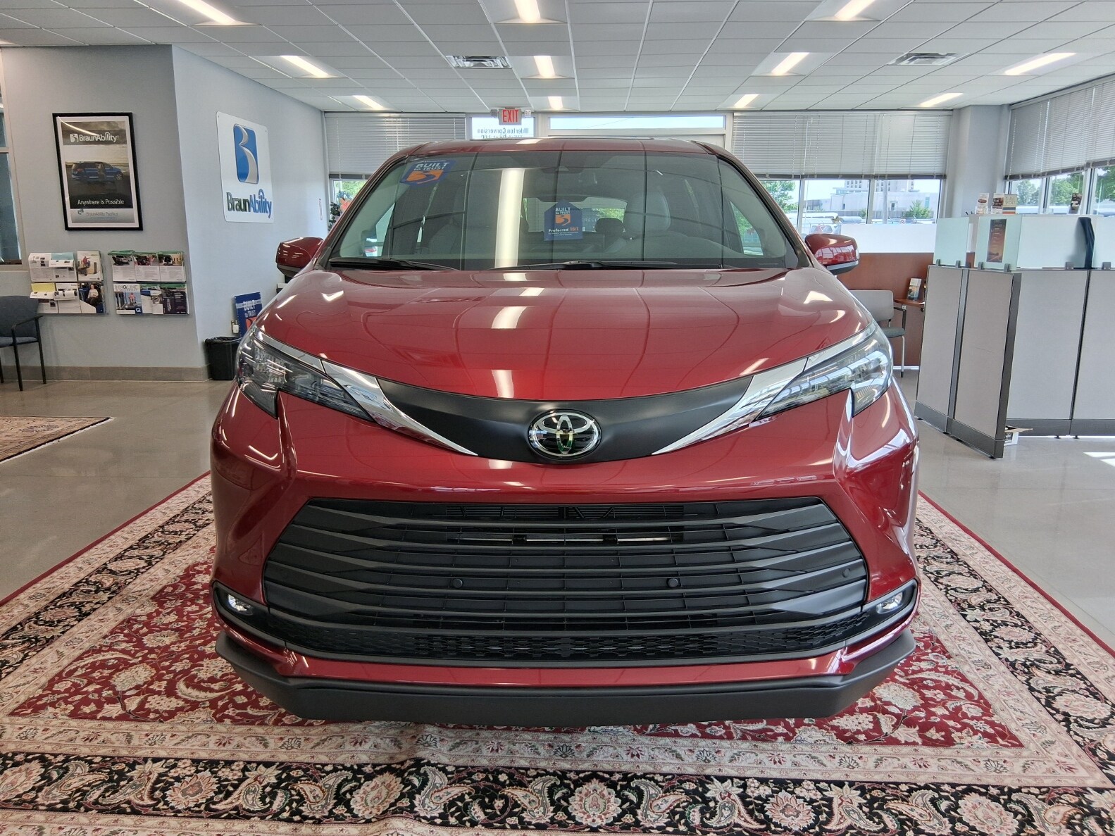 2026 Toyota Sienna XLE 7-Passenger Hybrid FWD's photo