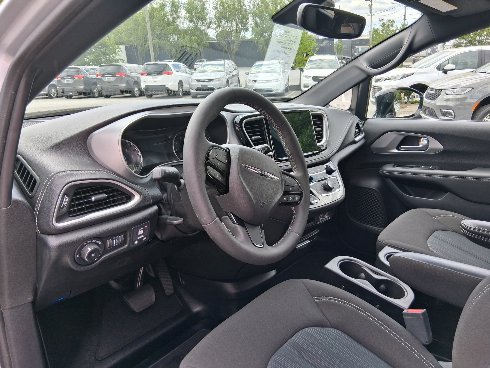 2024 Chrysler Pacifica Touring - Photo 11
