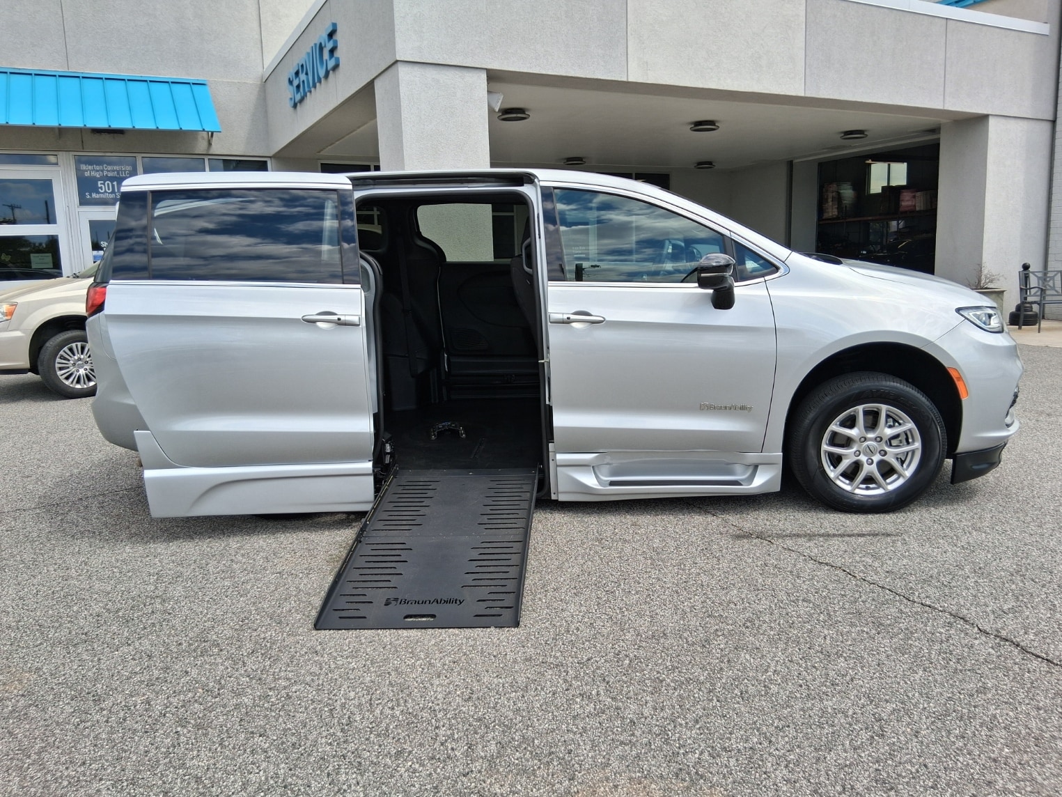 2024 Chrysler Pacifica Touring's photo