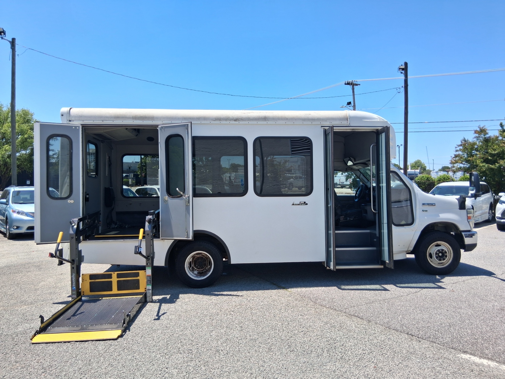 2016 Ford E-350 Cutaway Base Truck