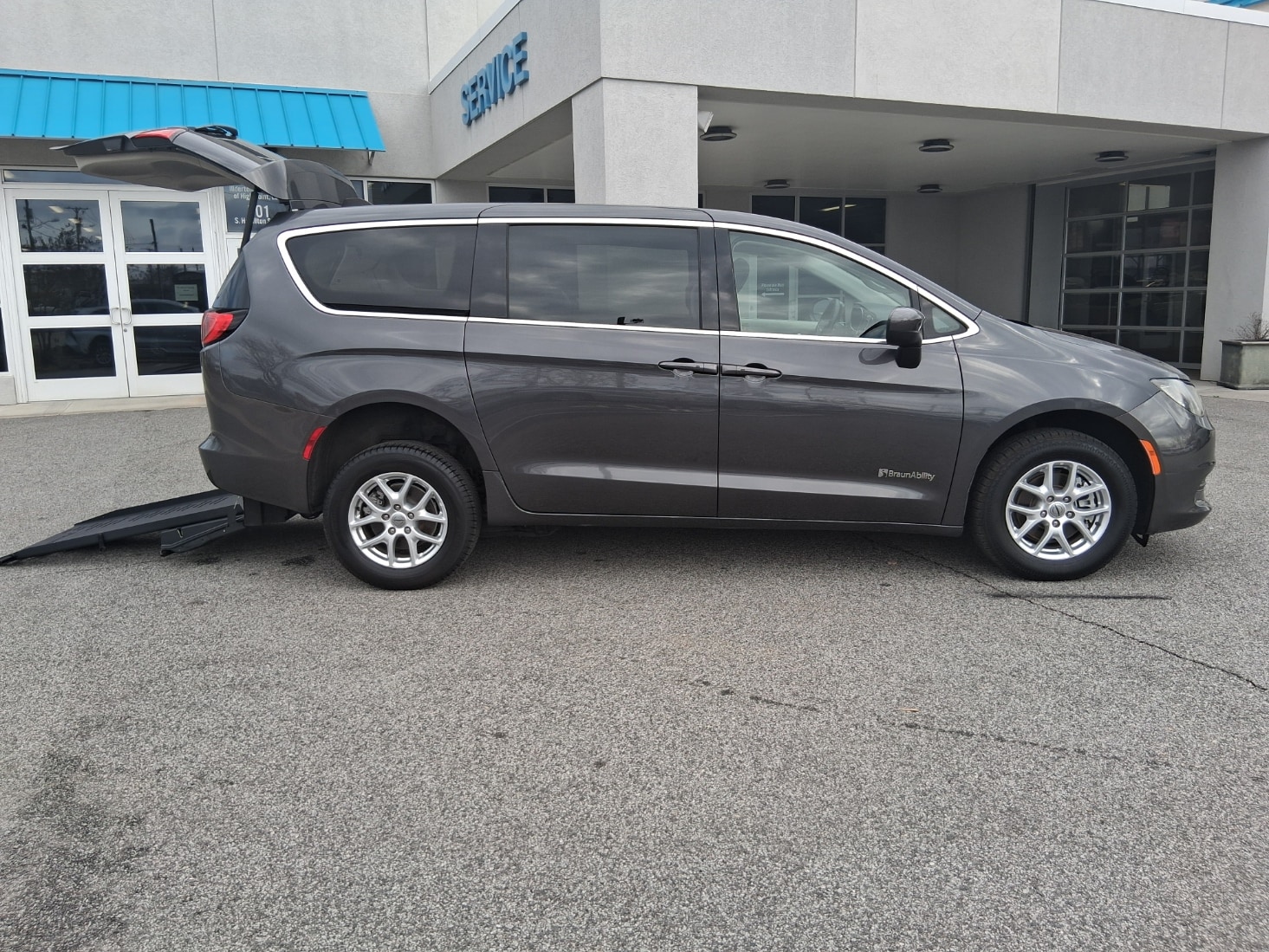 2022 Chrysler Voyager LX's photo
