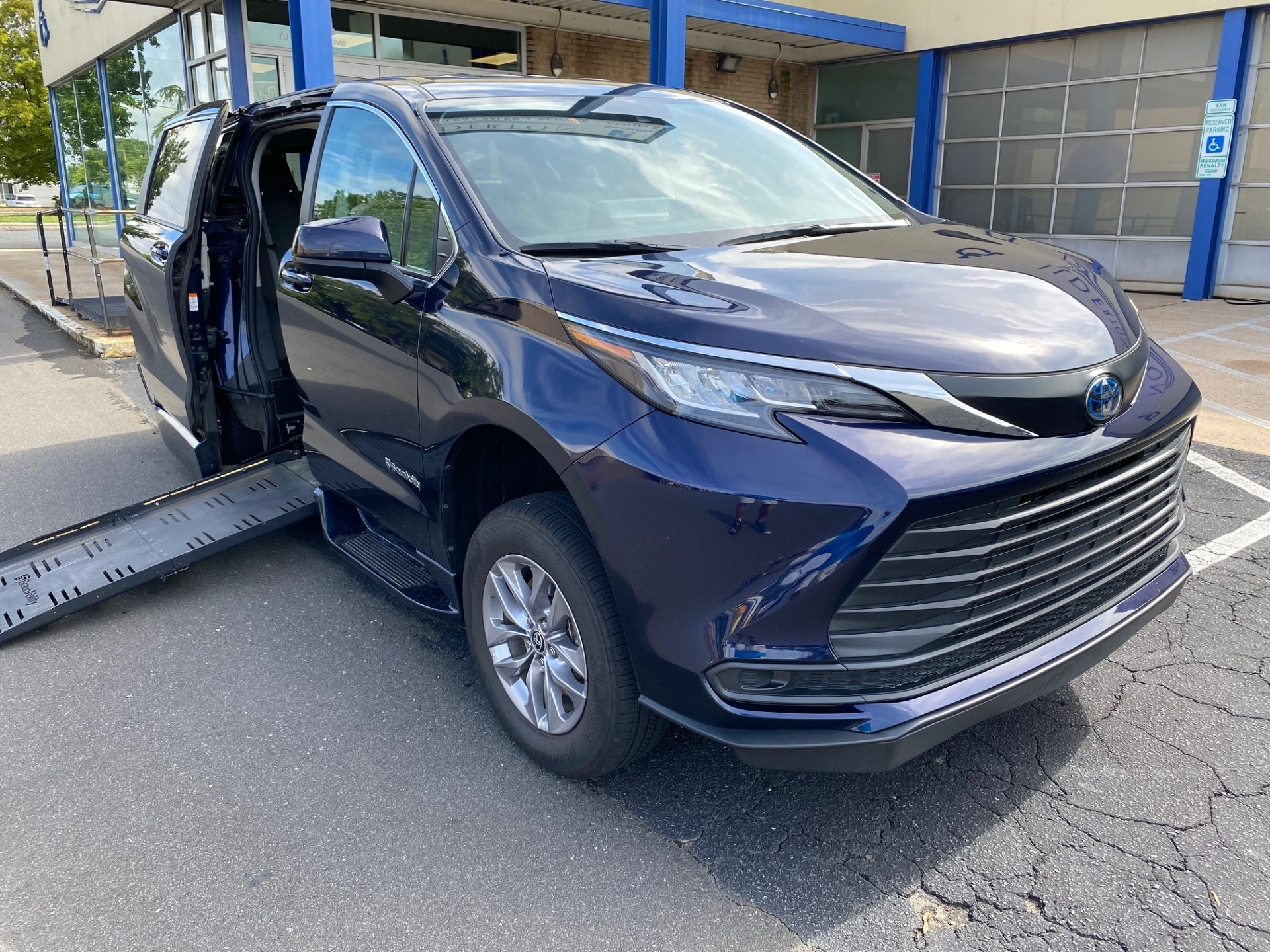 Used 2022 Toyota Sienna LE with VIN 5TDKRKEC2NS129195 for sale in Asheville, NC