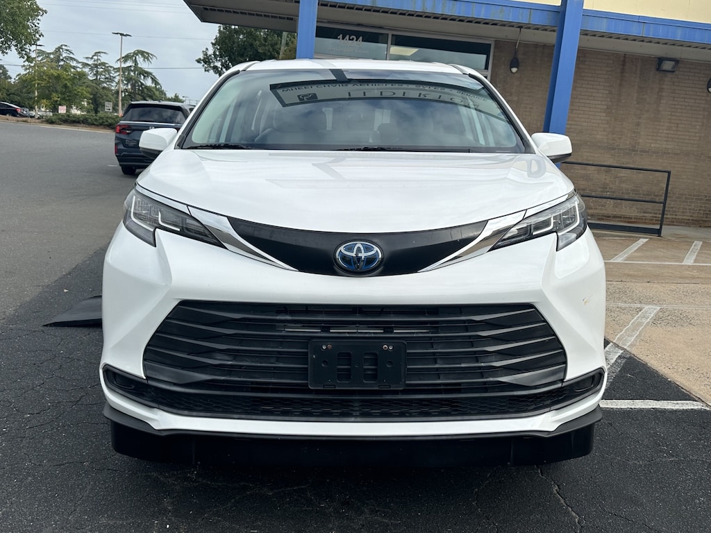 Used 2022 Toyota Sienna LE 8 Passenger Van Passenger Van