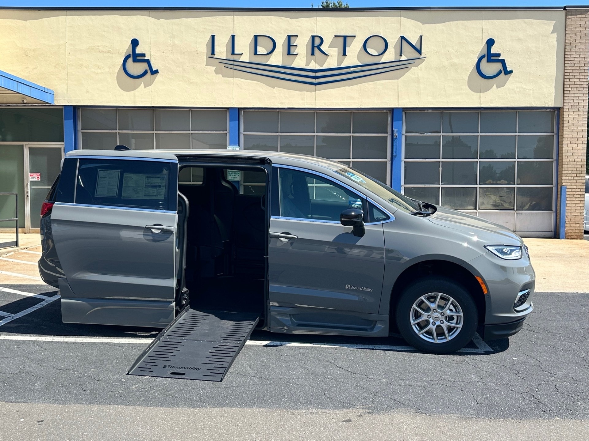 2025 Chrysler Pacifica Select's photo