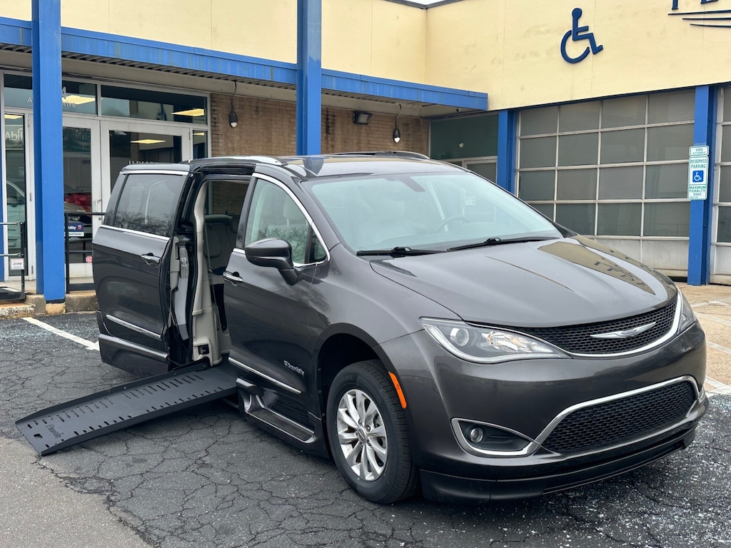 Used 2018 Chrysler Pacifica Touring L Van