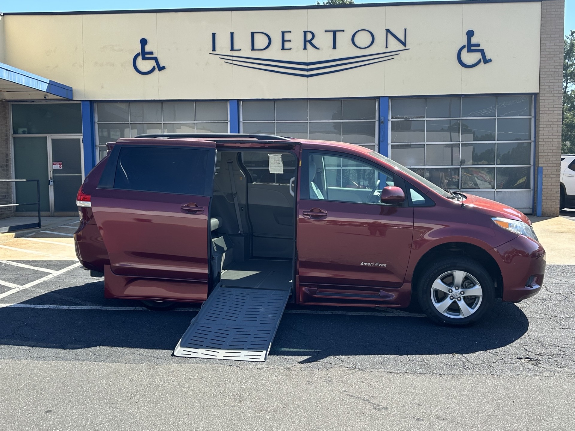 2013 Toyota Sienna LE 8 Passenger Van