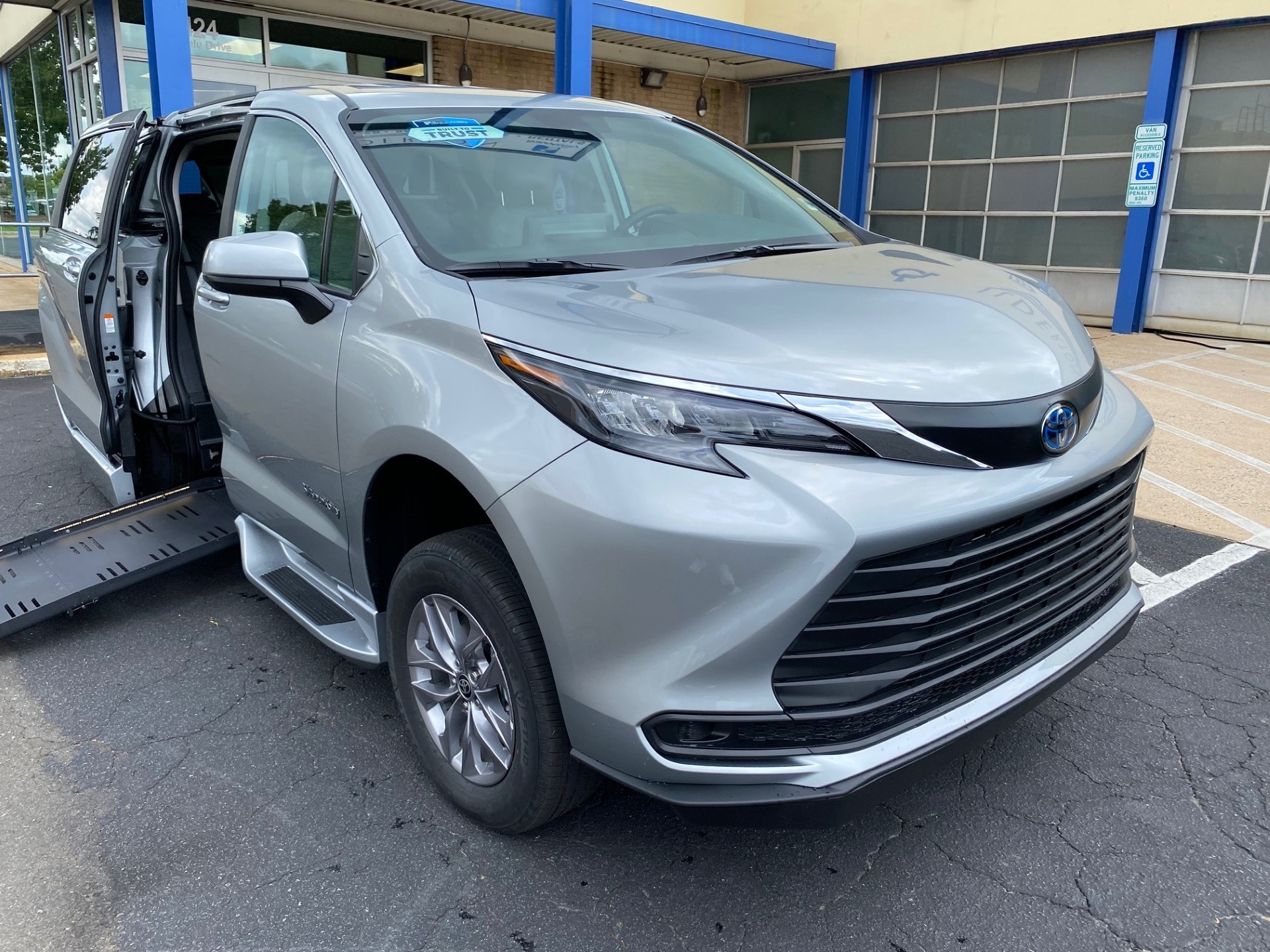 Used 2024 Toyota Sienna LE with VIN 5TDKRKEC9RS213486 for sale in Asheville, NC