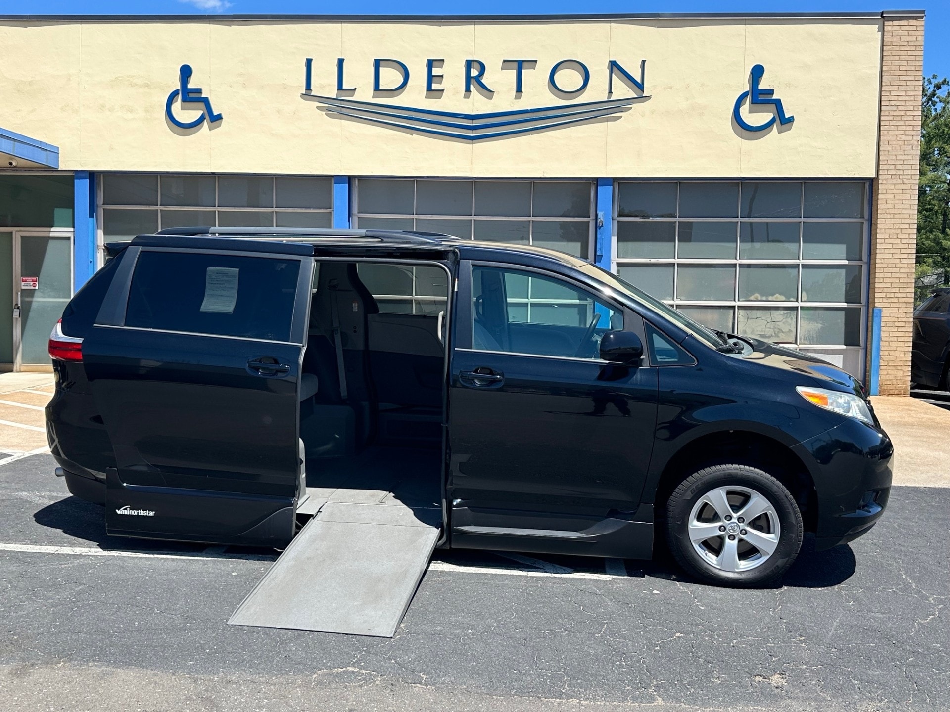 2015 Toyota Sienna LE V6 8-Passenger's photo