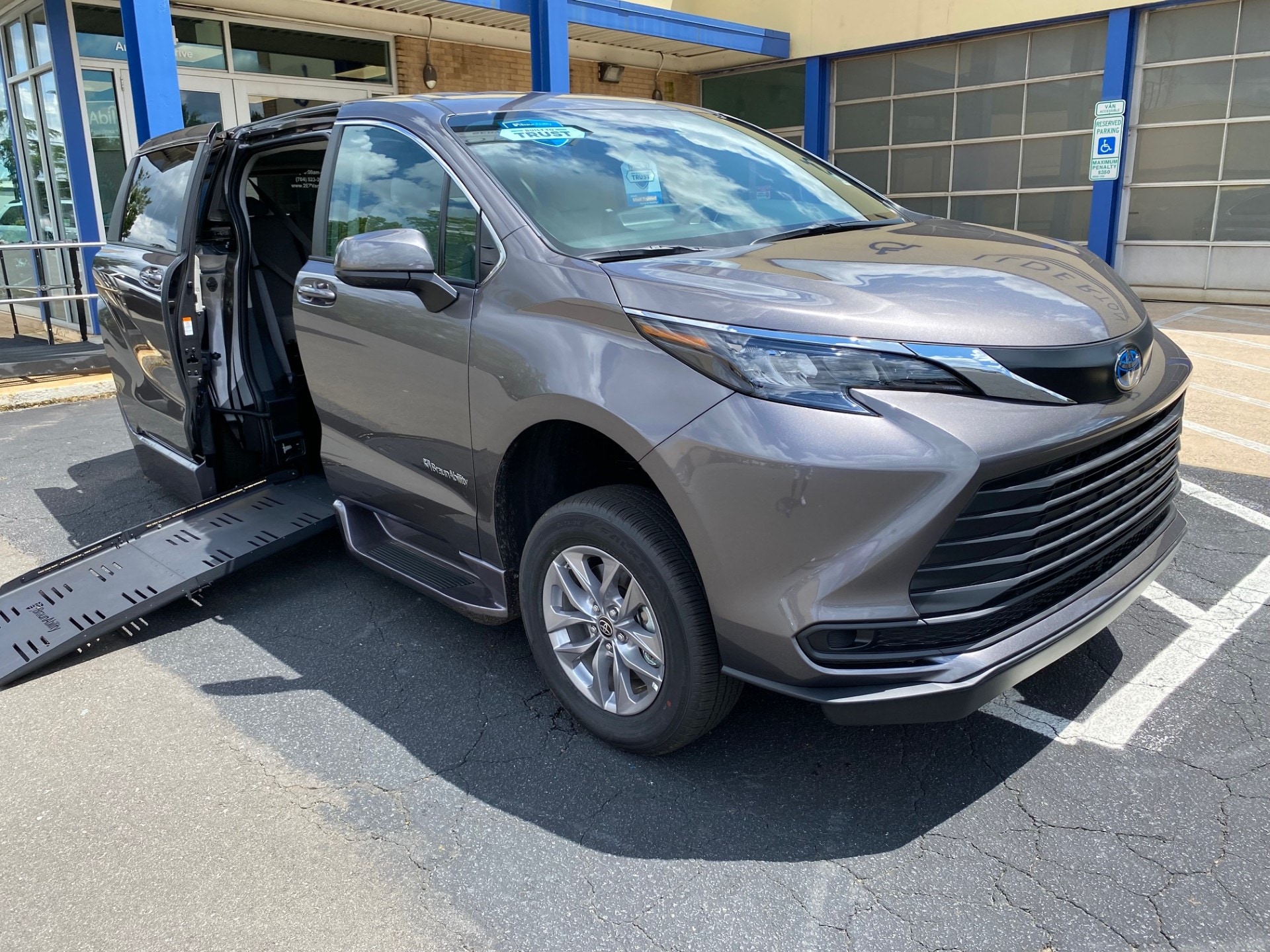 Used 2024 Toyota Sienna LE with VIN 5TDKRKEC3RS206873 for sale in Asheville, NC