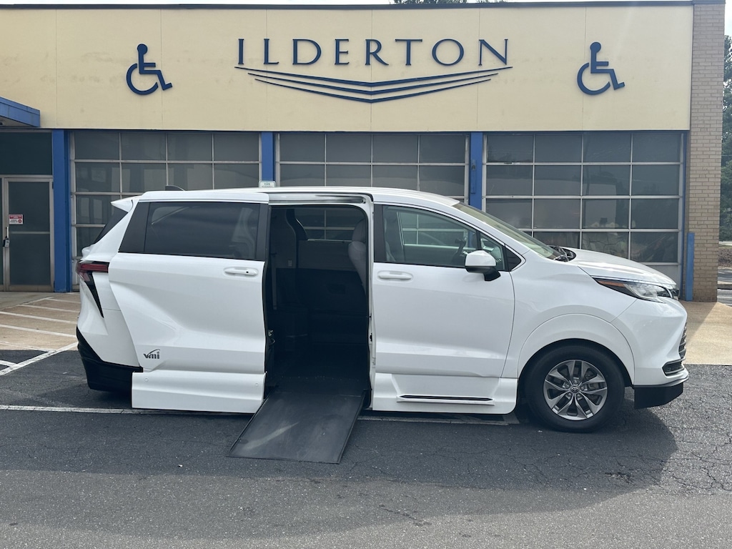 Used 2022 Toyota Sienna LE 8 Passenger Van Passenger Van