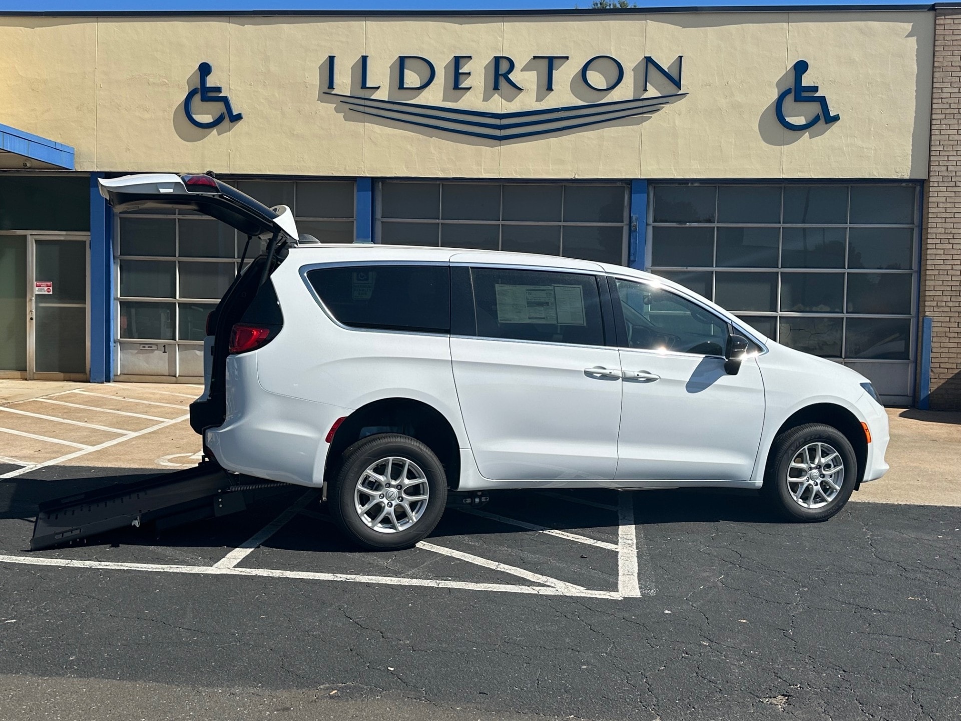 2025 Chrysler Voyager LX's photo