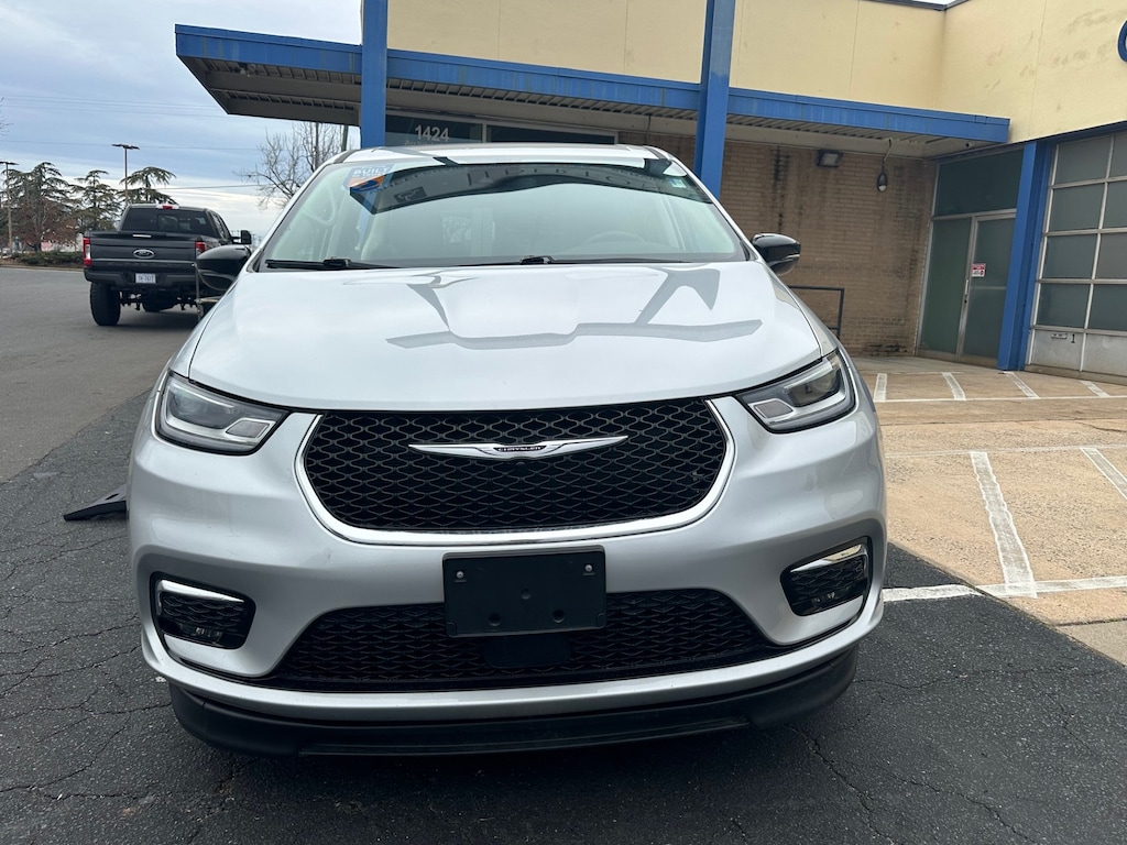 Used 2024 Chrysler Pacifica Touring L Van Passenger Van