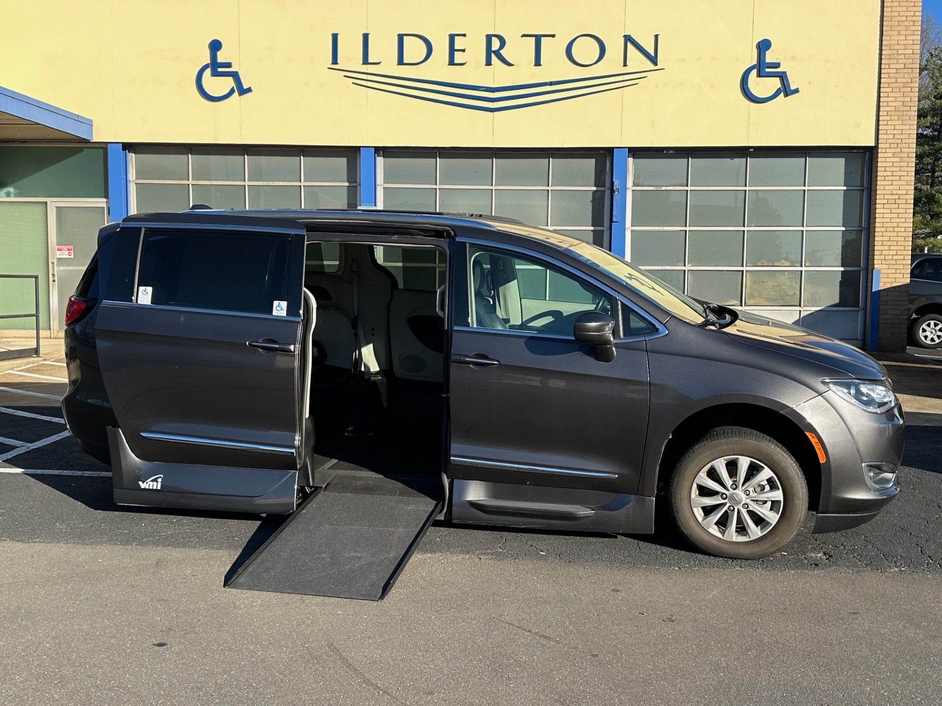 2019 Chrysler Pacifica Touring L's photo