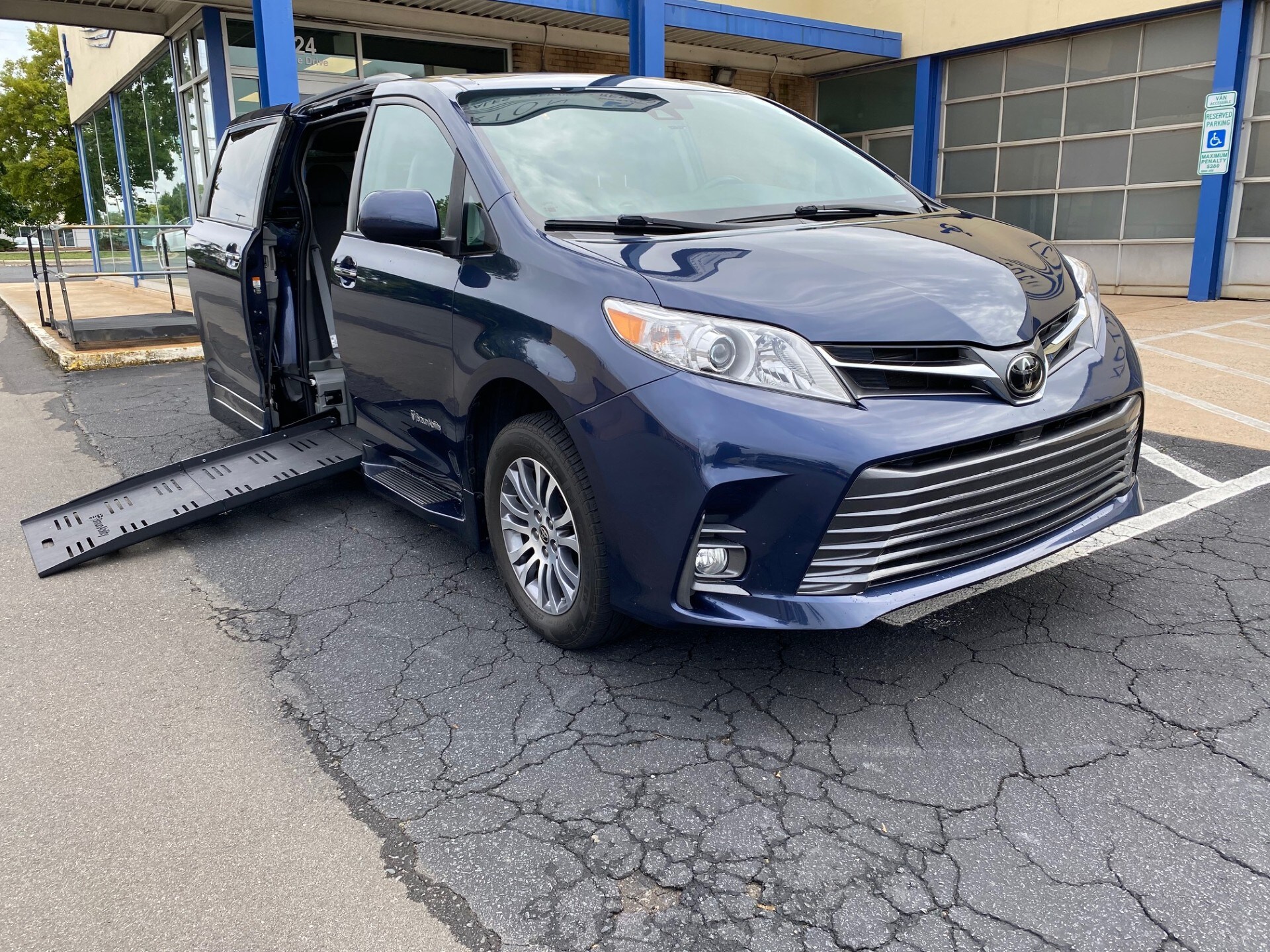 Used 2020 Toyota Sienna XLE with VIN 5TDYZ3DC6LS083580 for sale in Asheville, NC