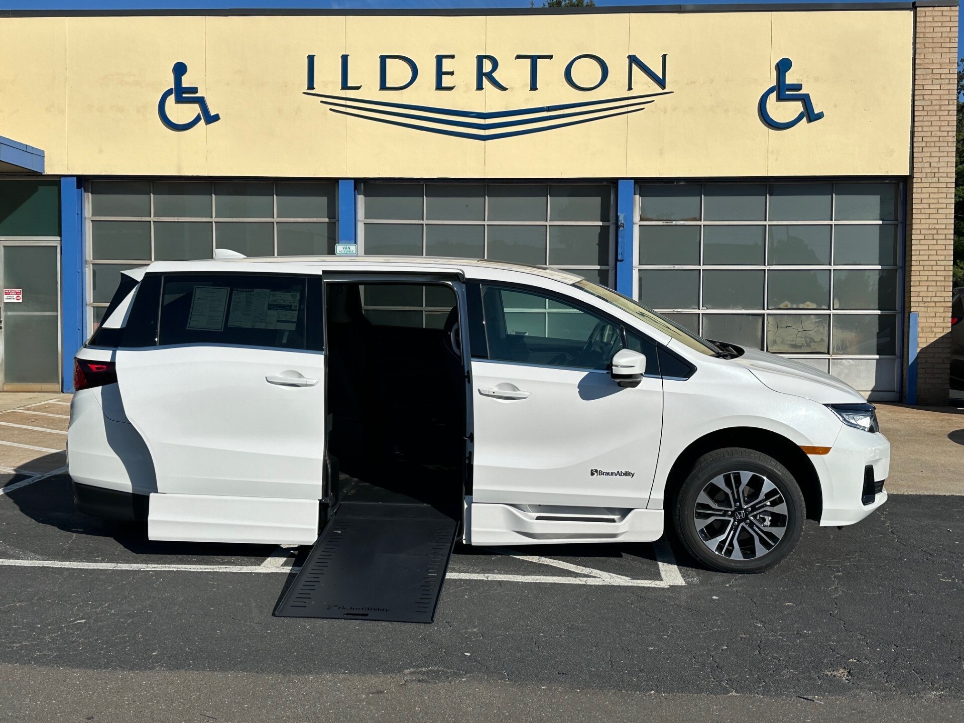 2025 Honda Odyssey Elite's photo