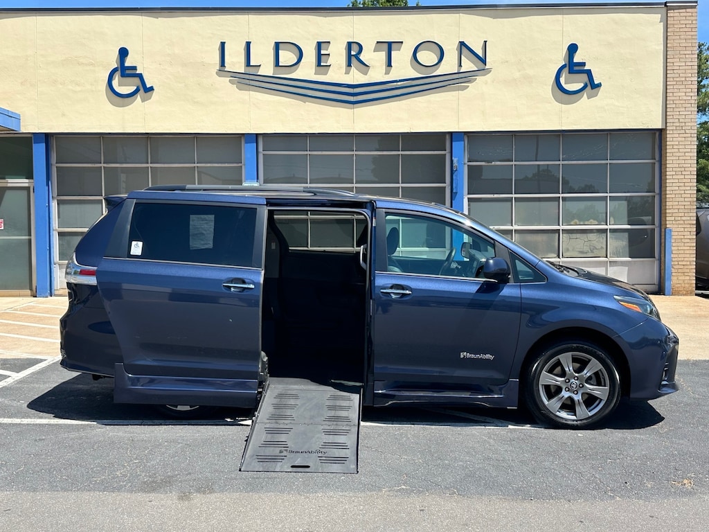 Used 2018 Toyota Sienna SE Van Passenger Van