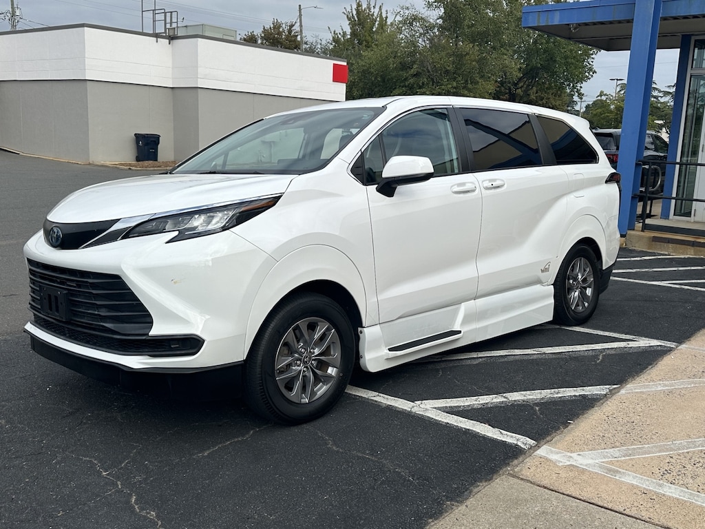 Used 2022 Toyota Sienna LE 8 Passenger Van Passenger Van