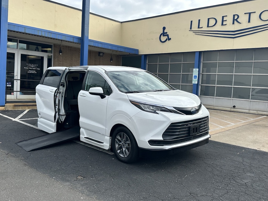 Used 2022 Toyota Sienna LE 8 Passenger Van Passenger Van