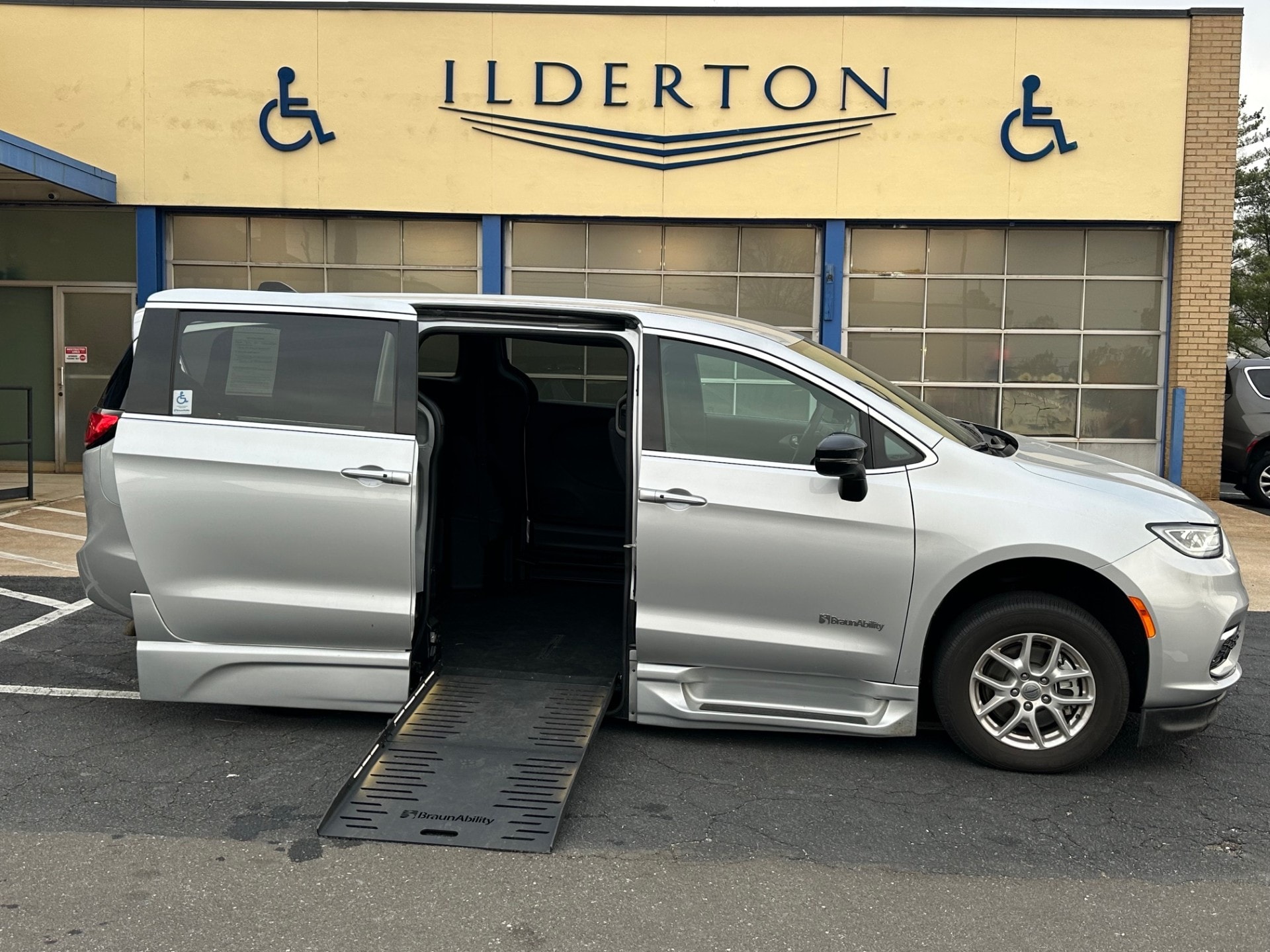 2024 Chrysler Pacifica Touring's photo