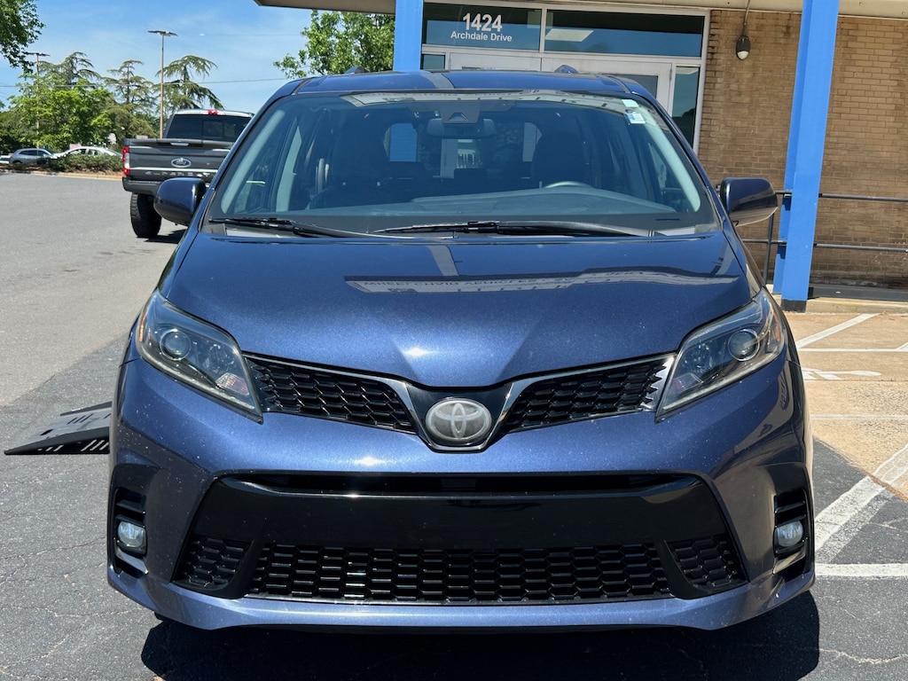 Used 2018 Toyota Sienna SE Van Passenger Van