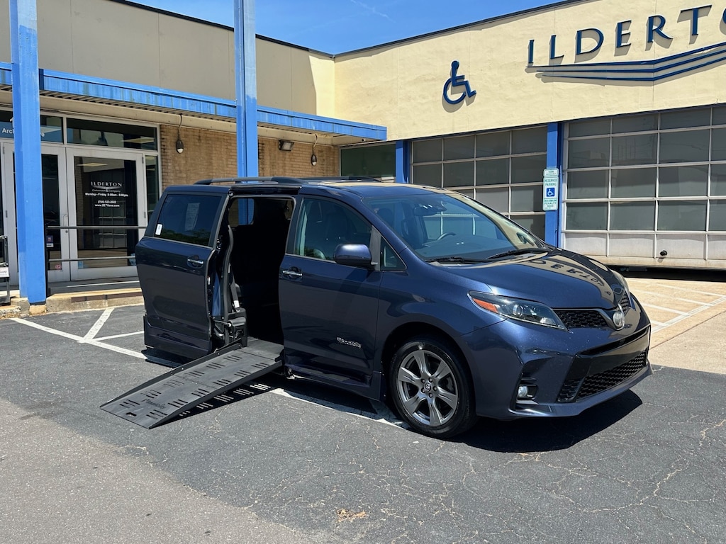 Used 2018 Toyota Sienna SE Van Passenger Van