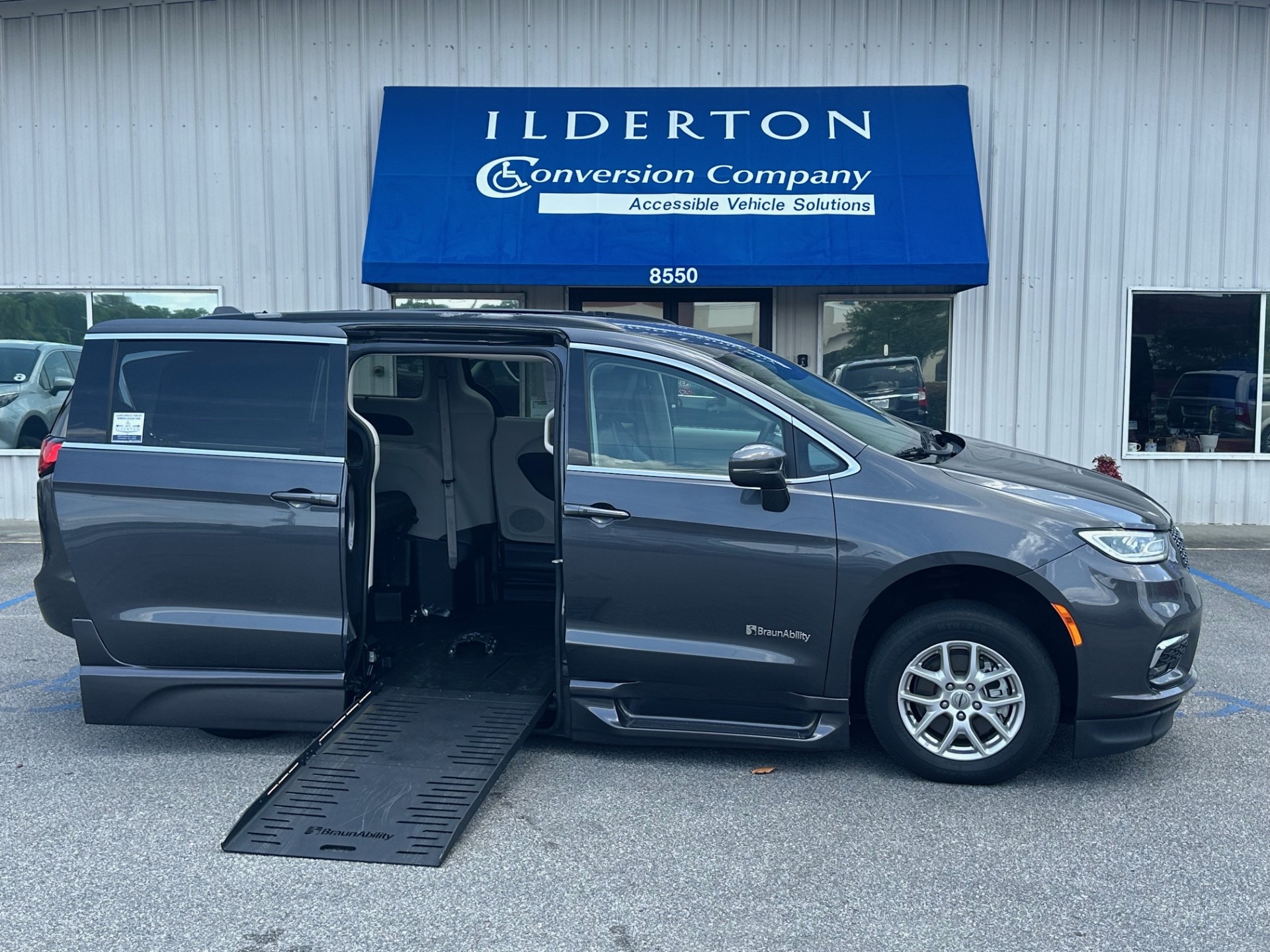 2022 Chrysler Pacifica Touring L's photo