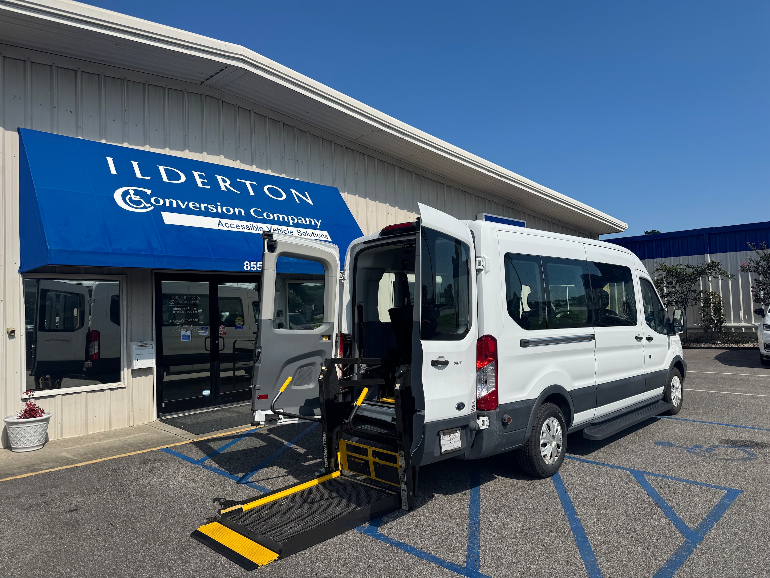 2018 Ford Transit 350 XLT Wagon Med Roof Sliding Pass. 148's photo