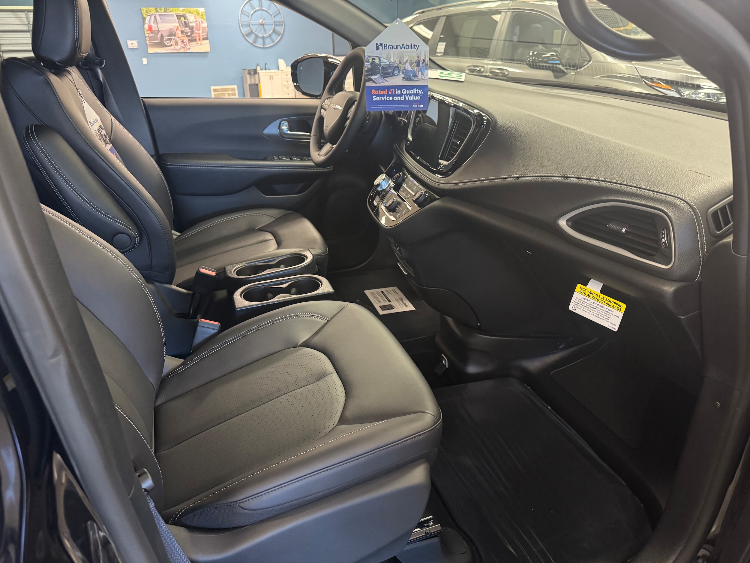 2026 Chrysler Pacifica Select - Photo 11