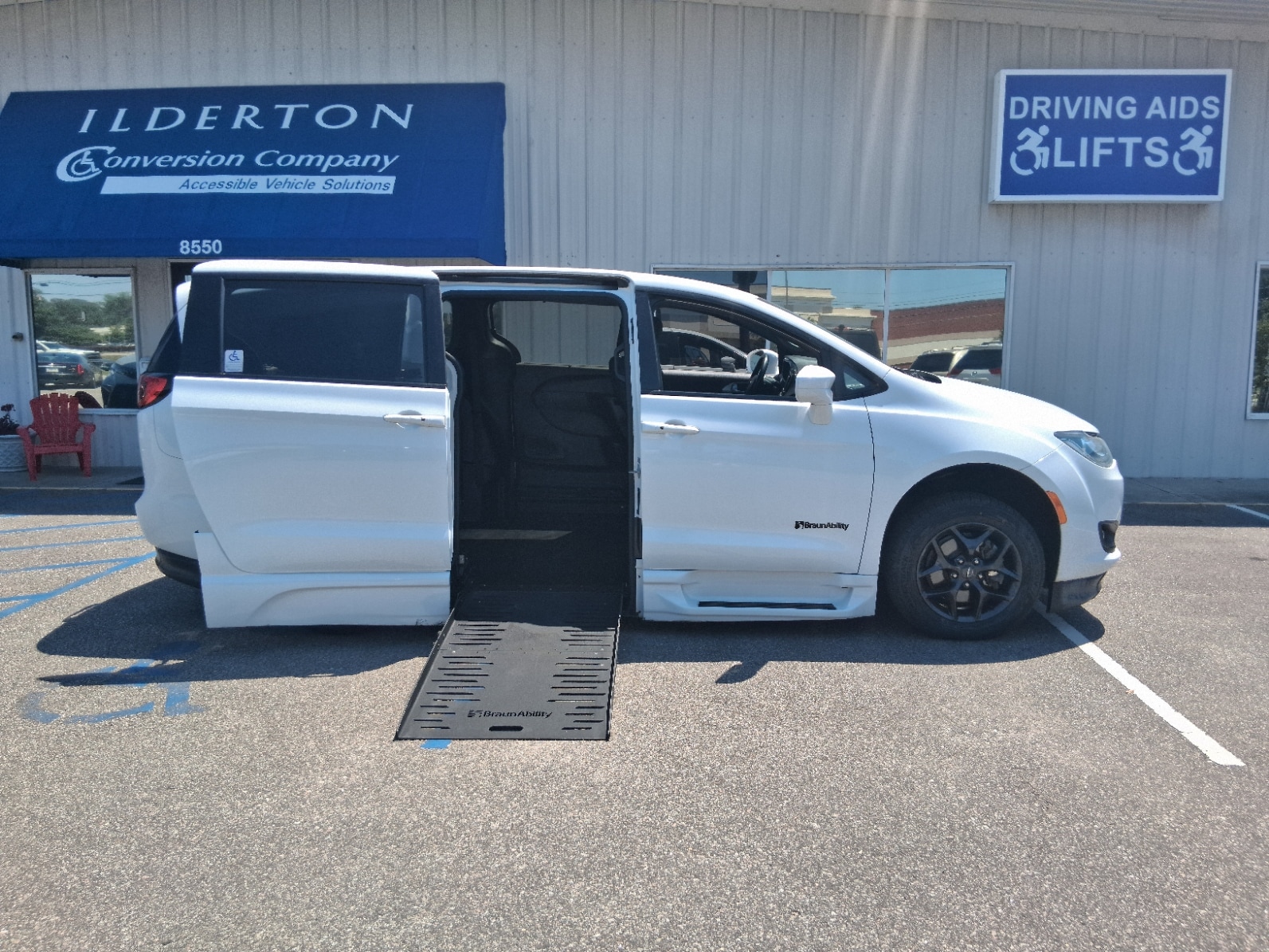 2020 Chrysler Pacifica Touring's photo