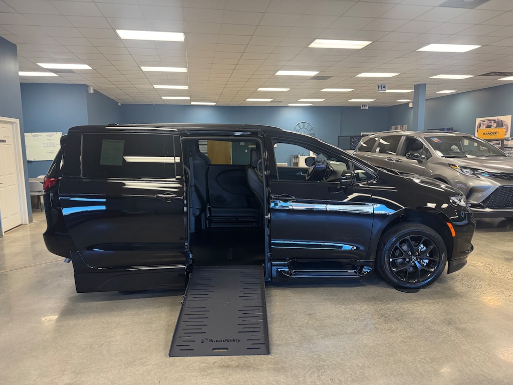 New 2026 Chrysler Pacifica Select Sport Van Passenger Van