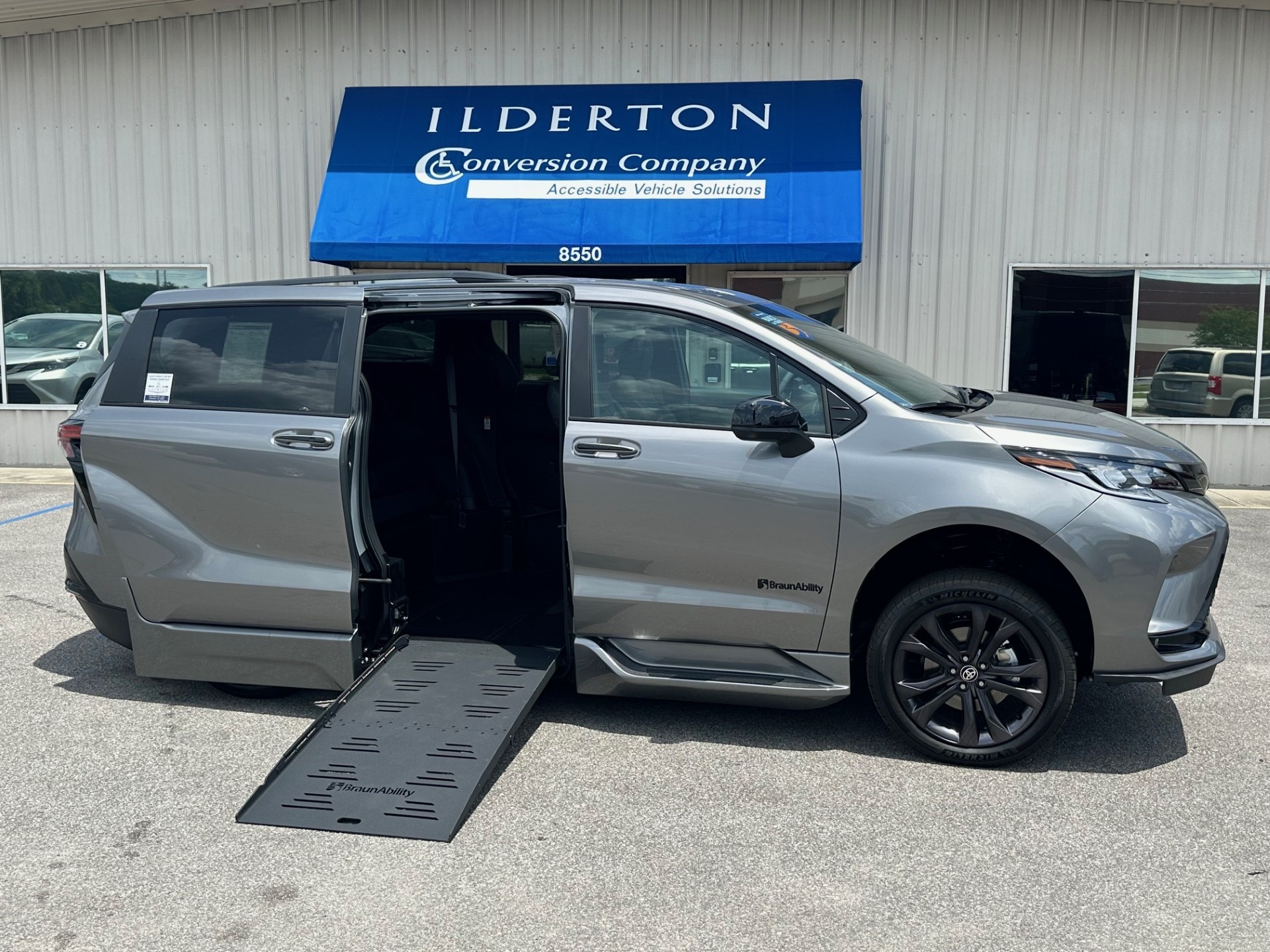2026 Toyota Sienna XSE 7-Passenger Hybrid FWD's photo