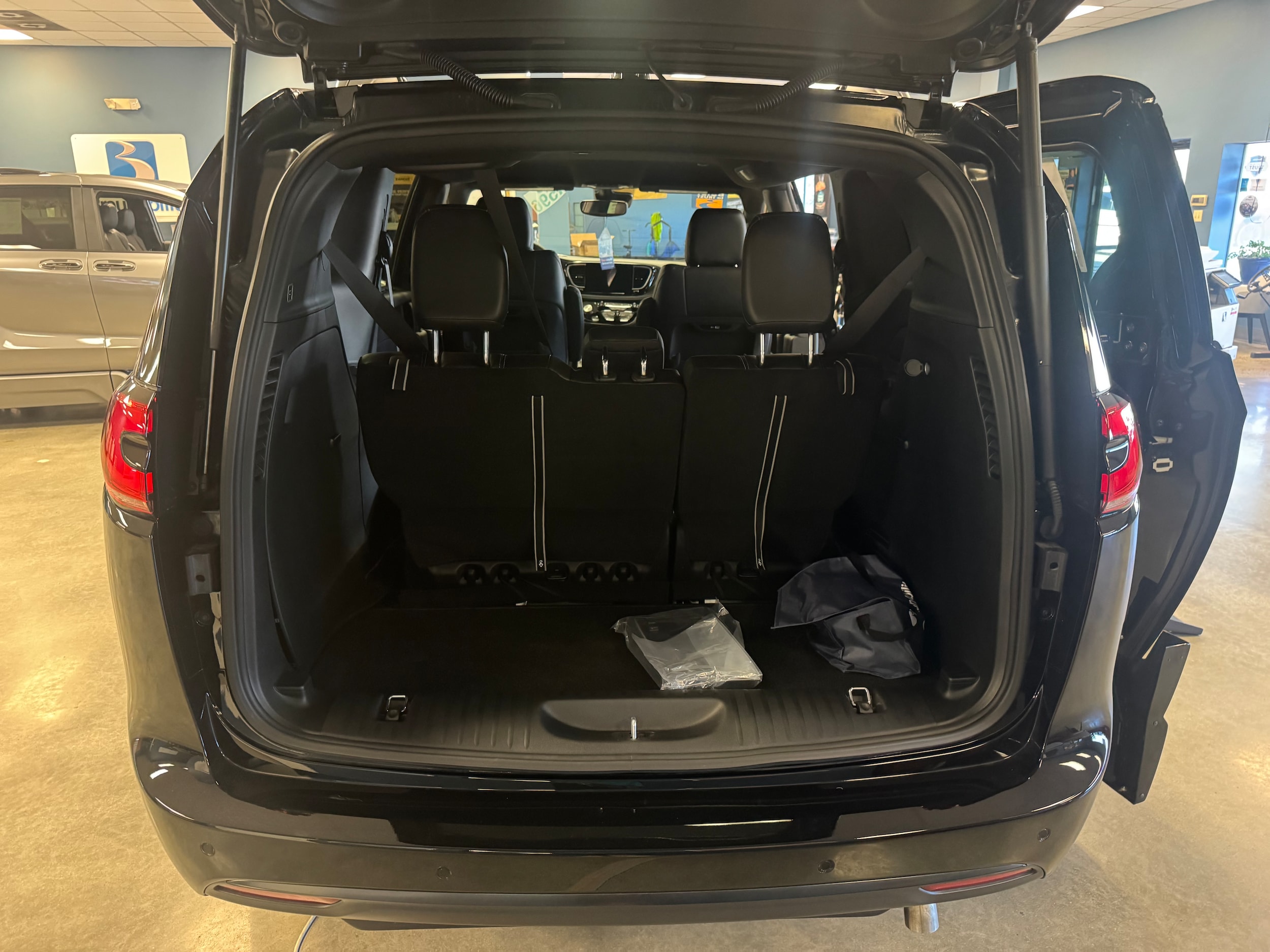 2026 Chrysler Pacifica Select - Photo 7
