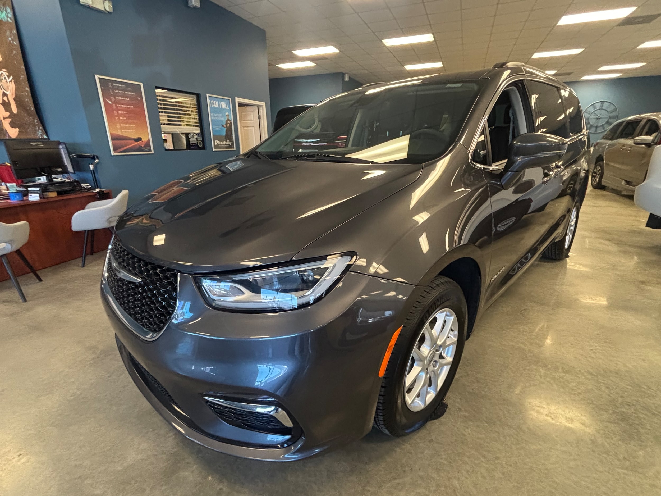 2022 Chrysler Pacifica Touring L's photo