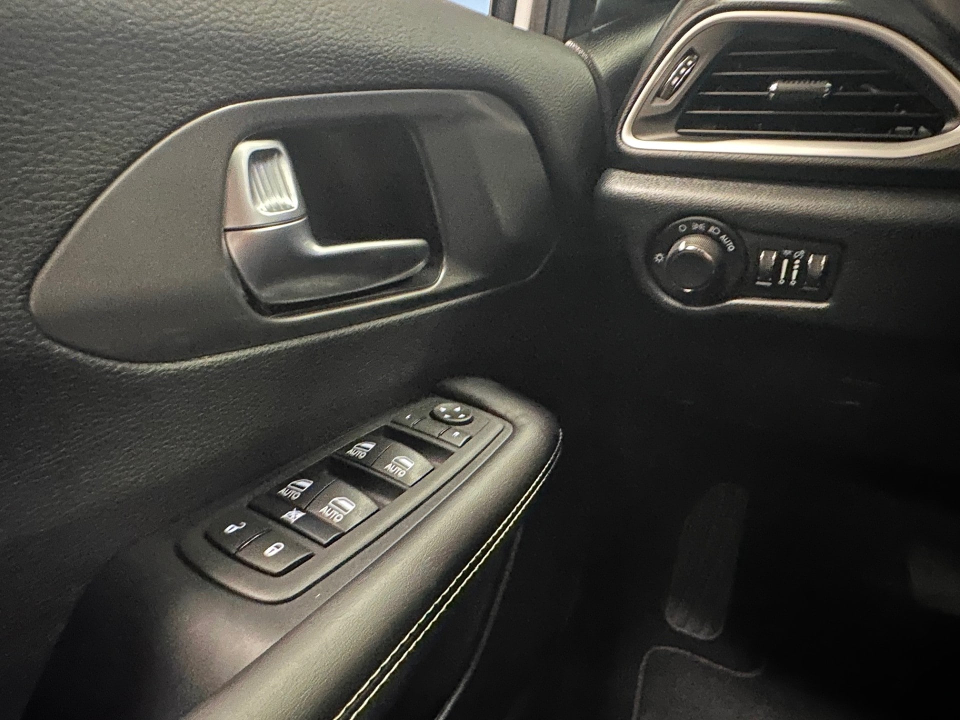 2026 Chrysler Voyager LX - Photo 12