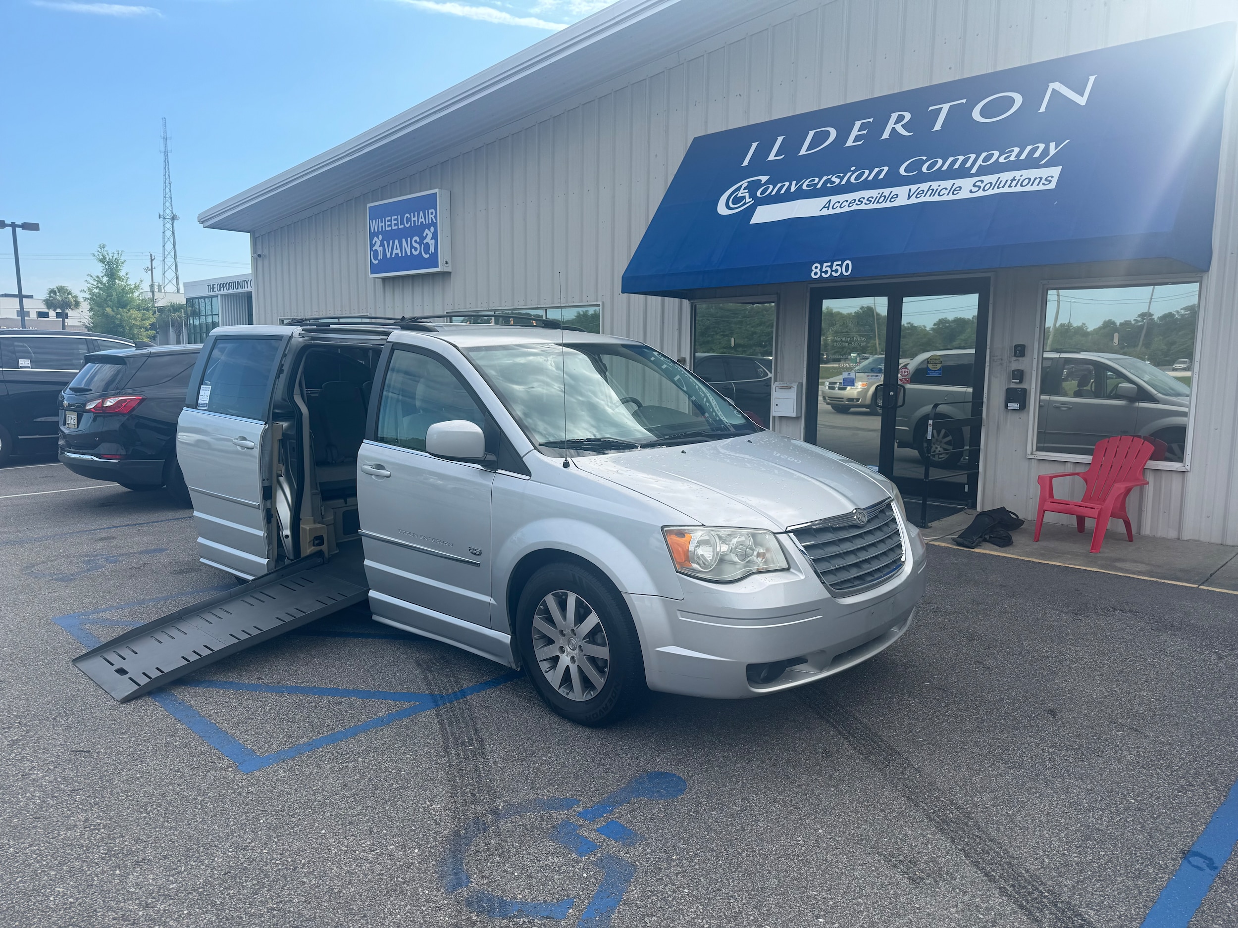2009 Chrysler Town & Country Touring's photo