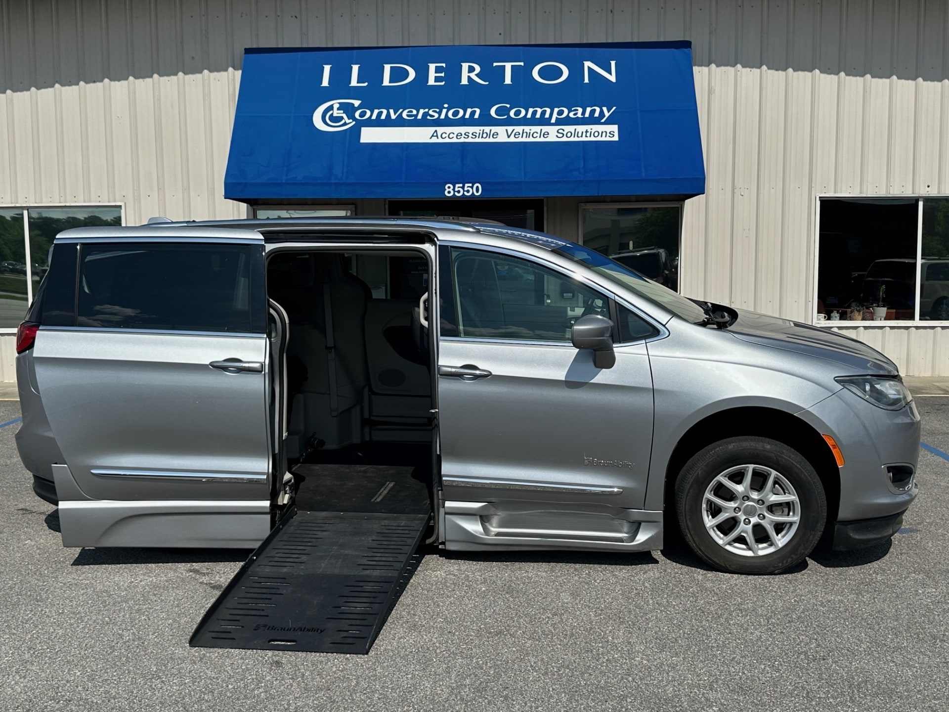 2020 Chrysler Pacifica Touring L's photo