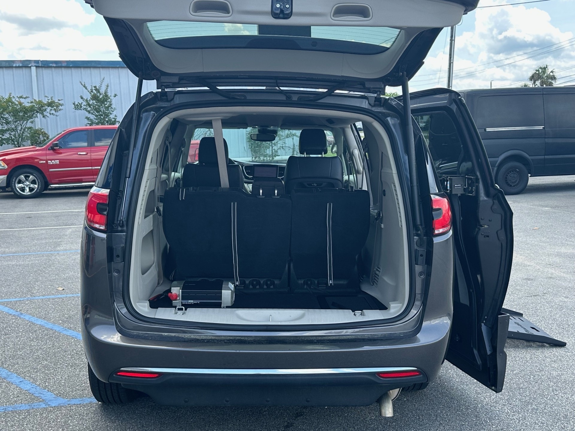 2022 Chrysler Pacifica Touring L - Photo 8