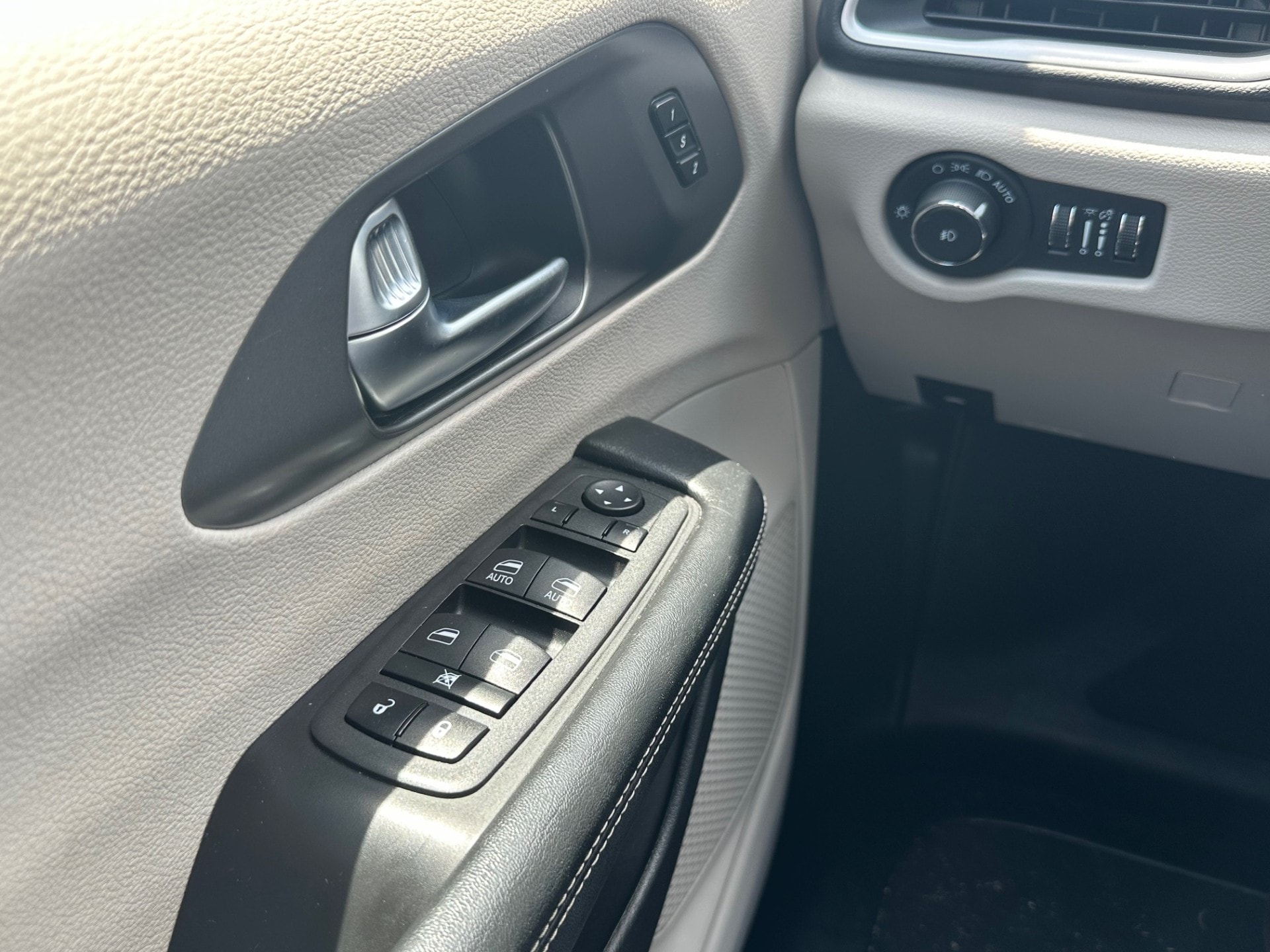 2022 Chrysler Pacifica Touring L - Photo 16
