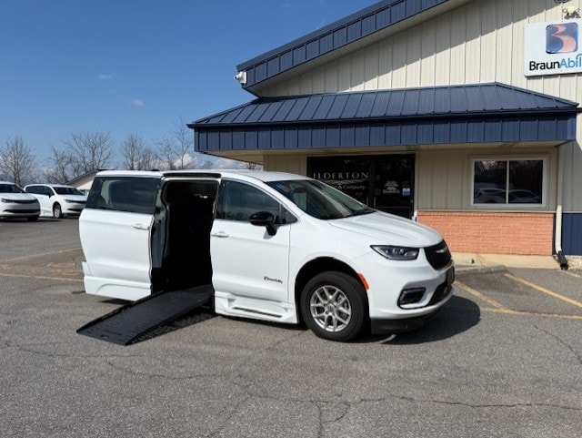 2024 Chrysler Pacifica Touring L's photo
